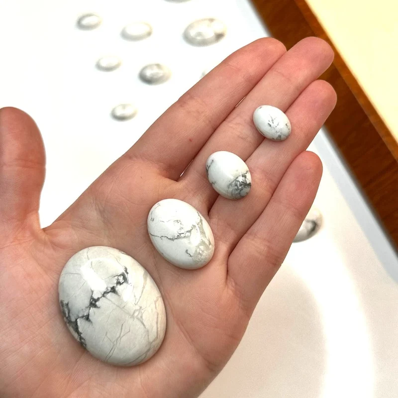 Ovaler Howlith-Cabochon