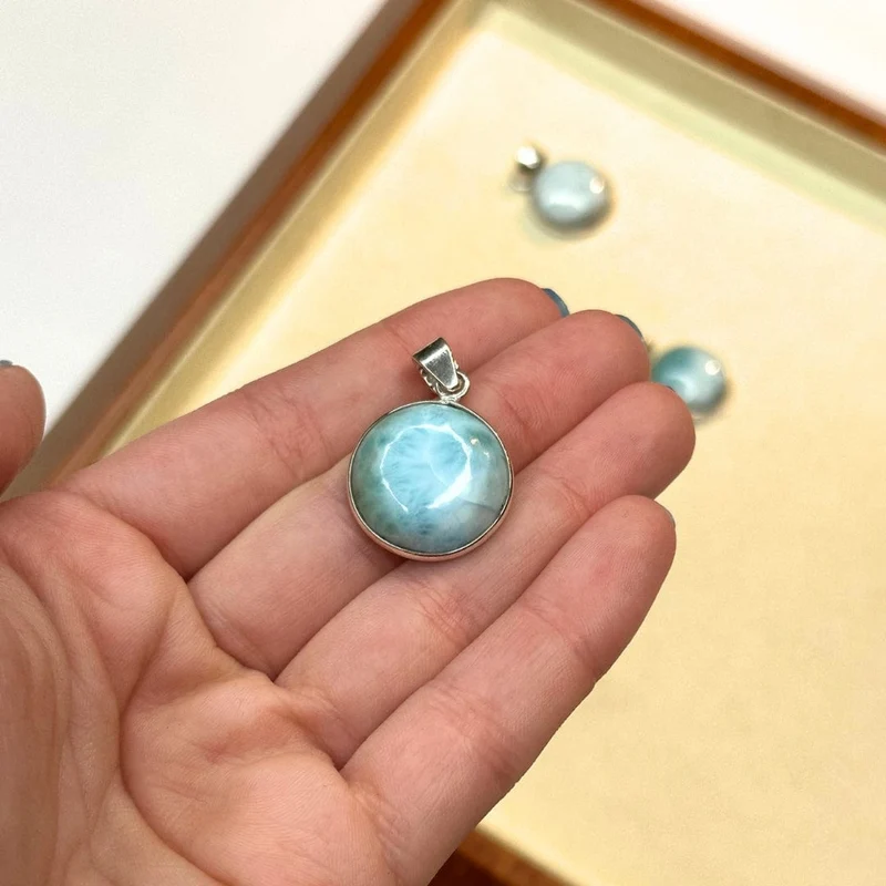 Runder Larimar-Anhänger aus 925er Silber