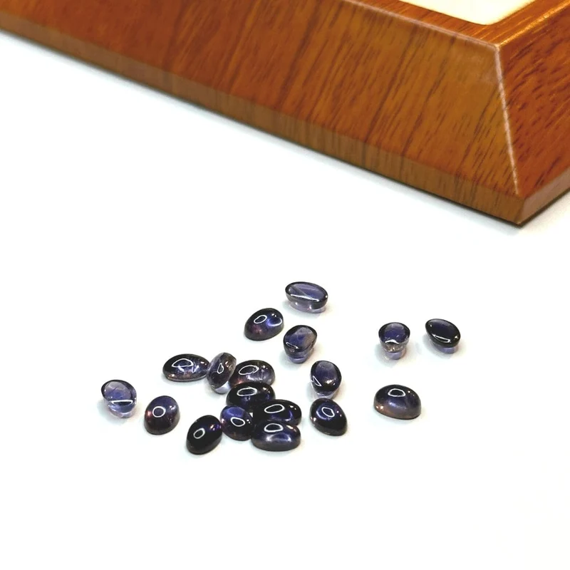 Ovaler Iolith-Cabochon (Klasse A)