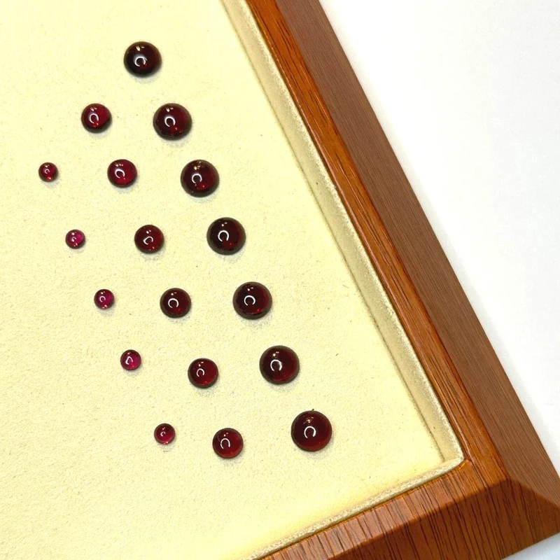 Runder Almandin-Granat-Cabochon (Klasse A)
