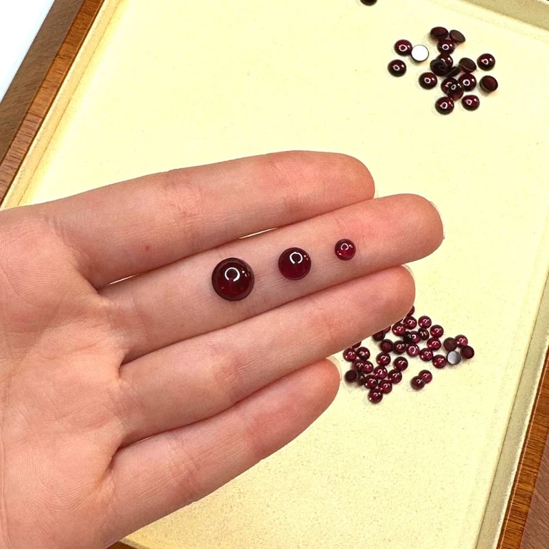 Runder Almandin-Granat-Cabochon (Klasse A)