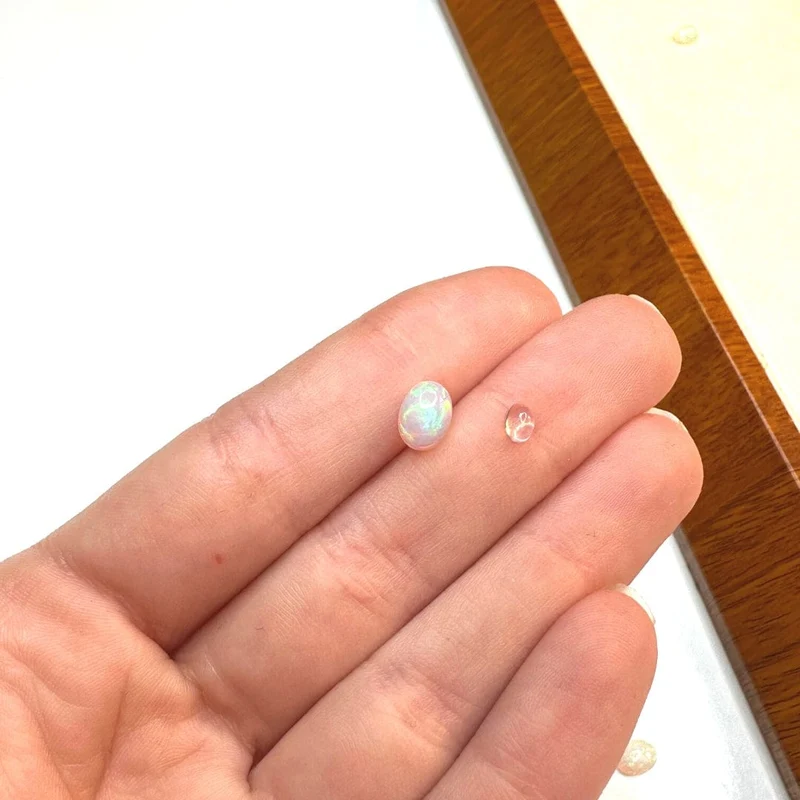 Ovaler äthiopischer Opal-Cabochon (Klasse A)