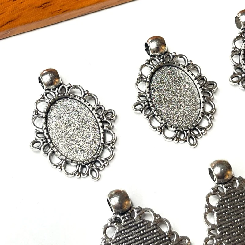 Ovaler Cabochon-Anhängerhalter aus altem Silber