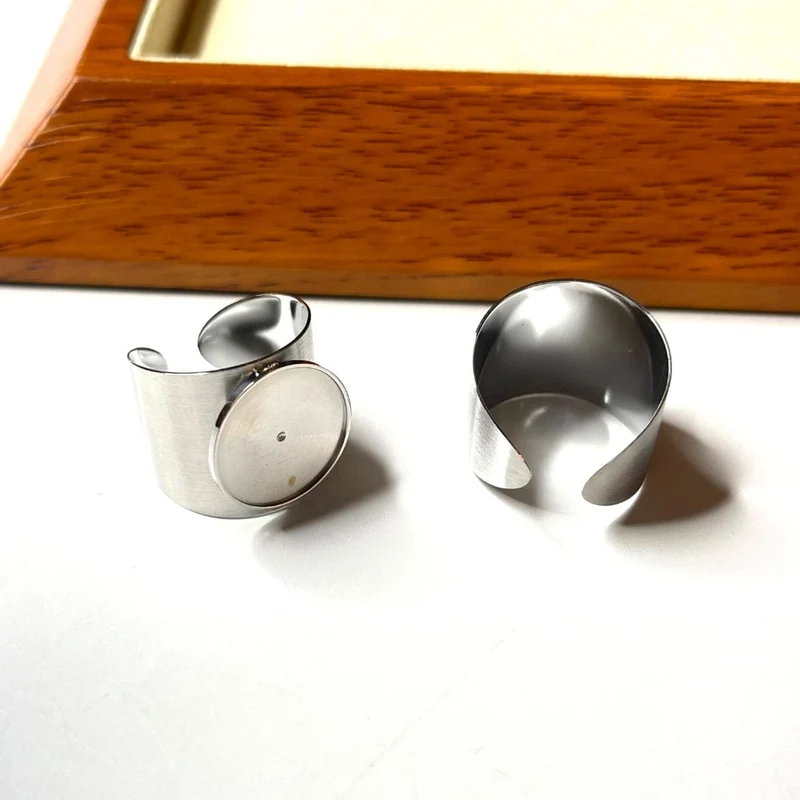 Silberner Cabochon-Ringhalter