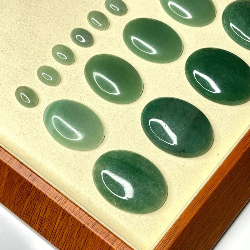 Ovaler Cabochon aus grünem Aventurin