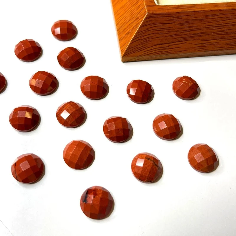Runder facettierter Cabochon aus rotem Jaspis