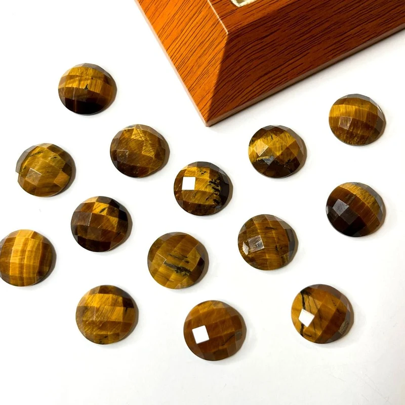 Runder facettierter Tigerauge-Cabochon