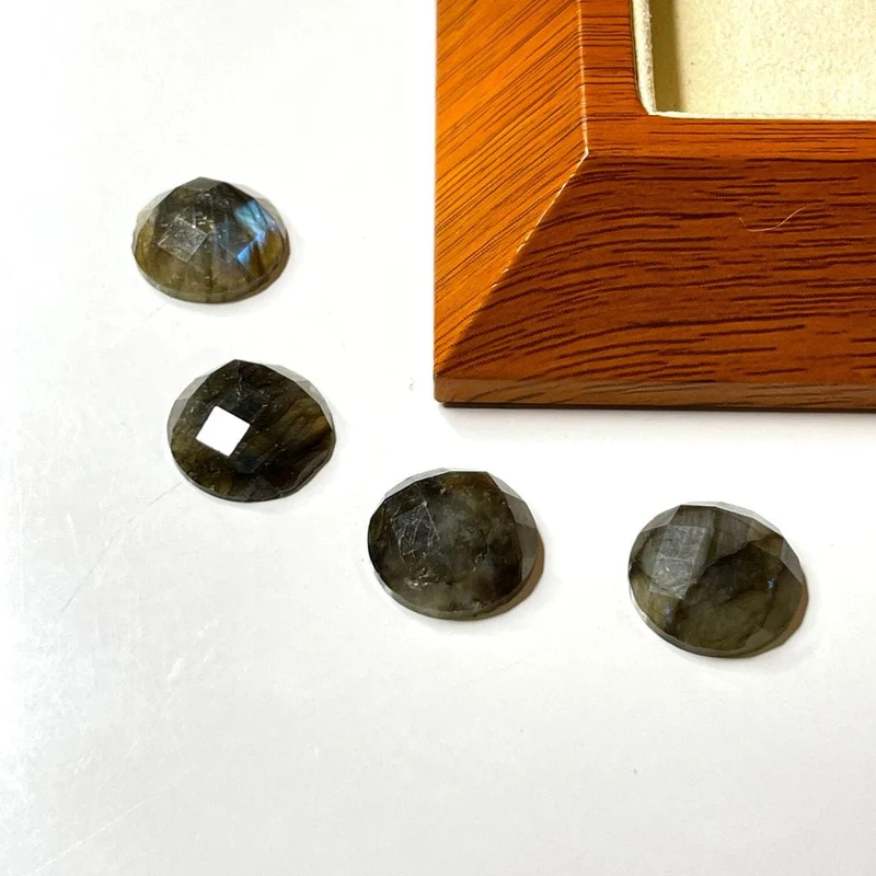 Facettierter runder Labradorit-Cabochon