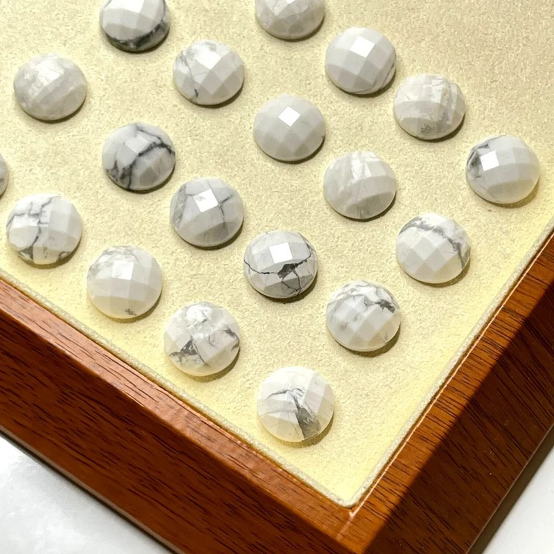 Howlith runder facettierter Cabochon