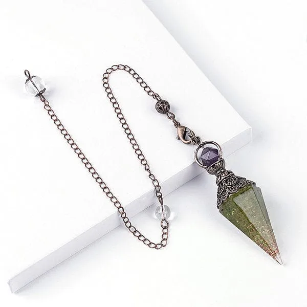 Antikes Peridot-Pendel aus Bronze