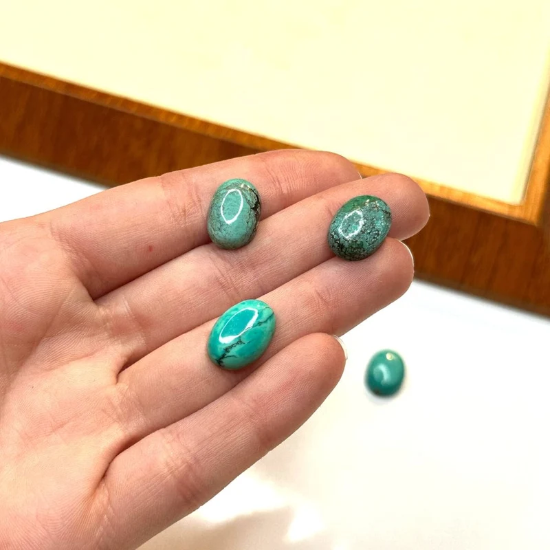 Ovaler tibetischer Türkis-Cabochon (Klasse A)