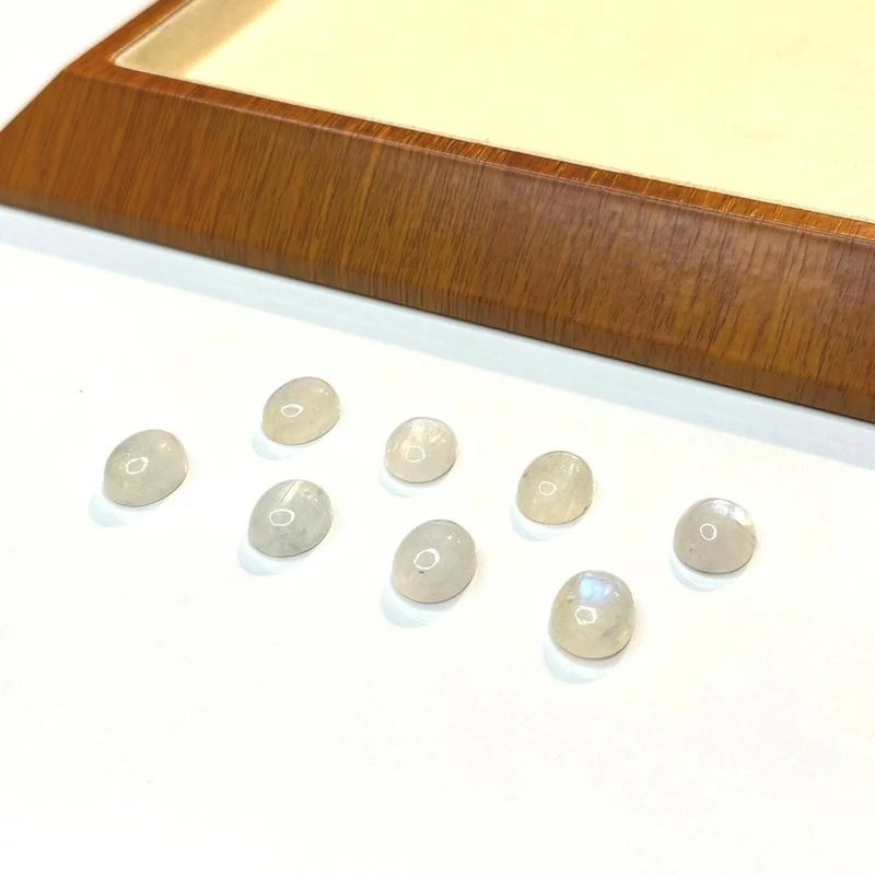 Ovaler Regenbogen-Mondstein-Cabochon (Klasse A)