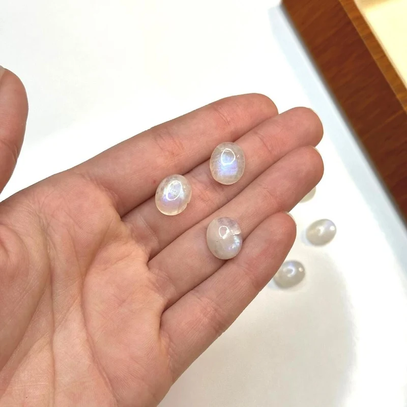 Ovaler Regenbogen-Mondstein-Cabochon (Klasse A)
