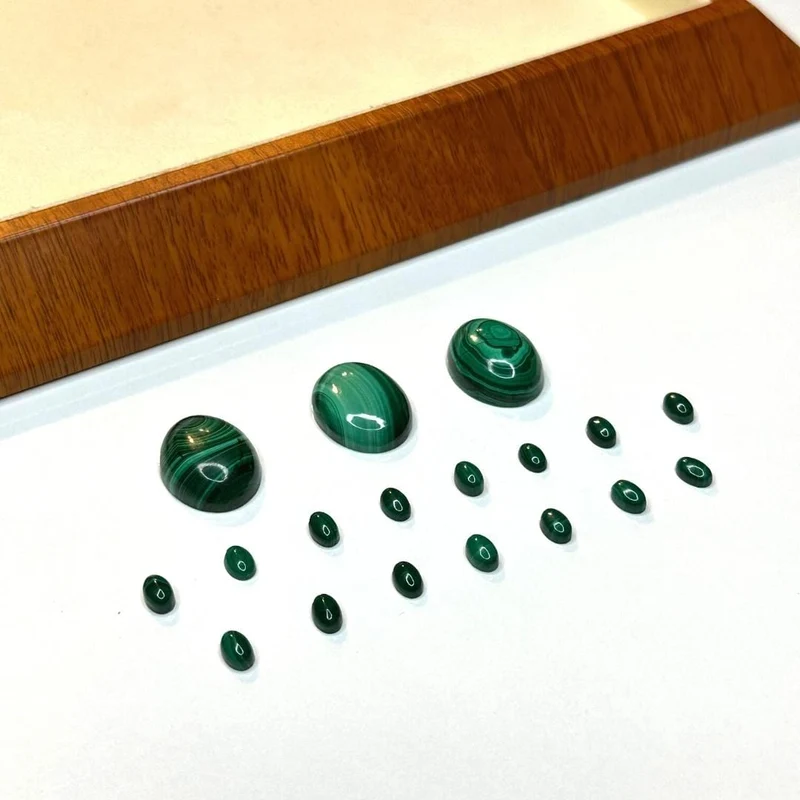 Ovaler Malachit-Cabochon (Grade AAA)