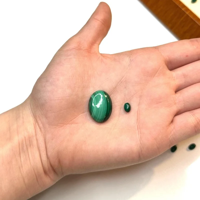 Ovaler Malachit-Cabochon (Grade AAA)