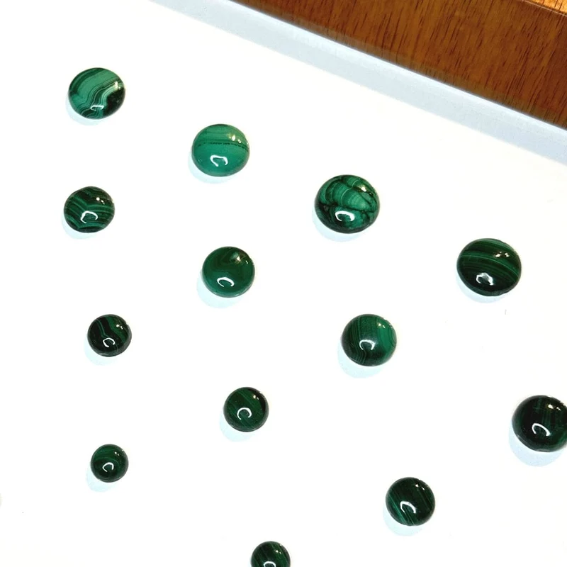 Runder Malachit-Cabochon (Klasse A)