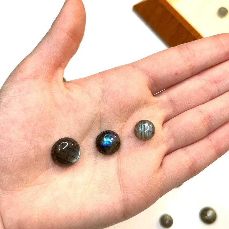 Runder Labradorit-Cabochon (Klasse A)