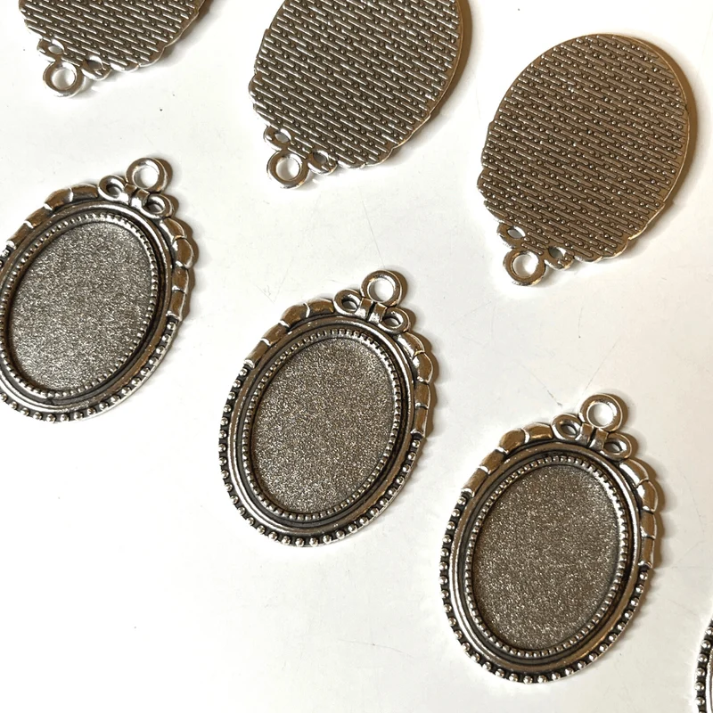 Antiker silberner Cabochon-Anhängerhalter im tibetischen Stil