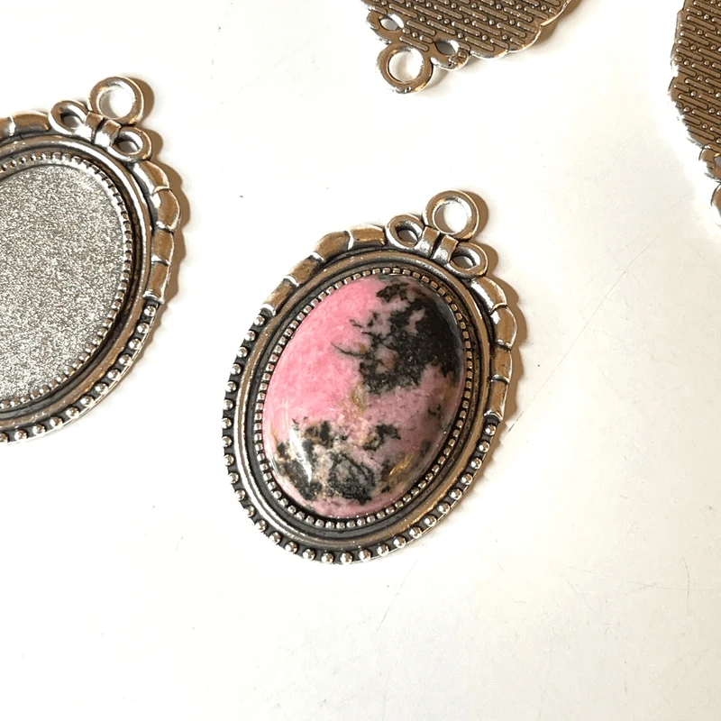 Antiker silberner Cabochon-Anhängerhalter im tibetischen Stil