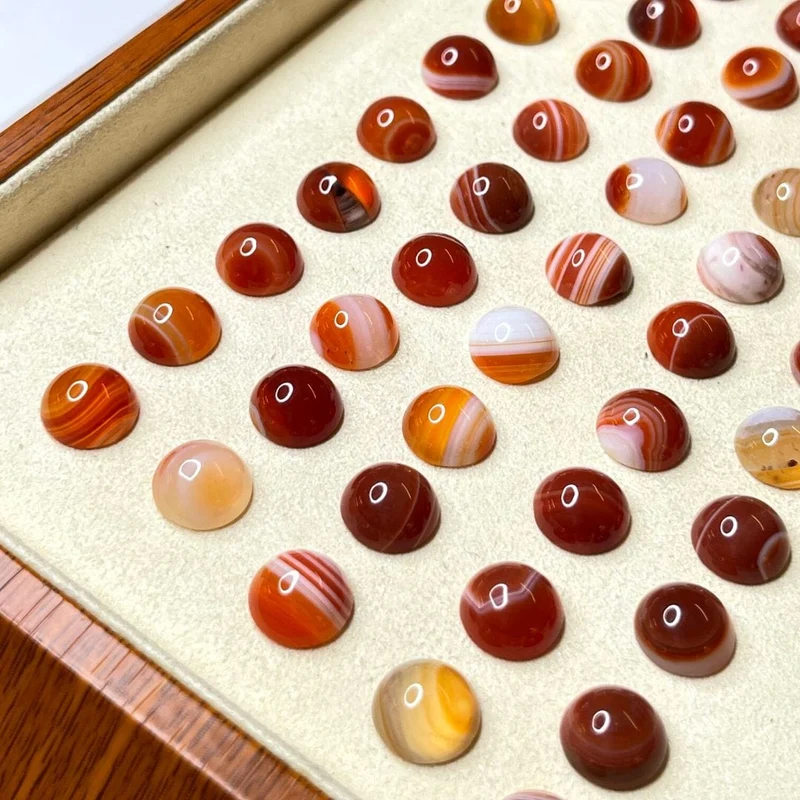 Runder Cabochon aus rotem Achat