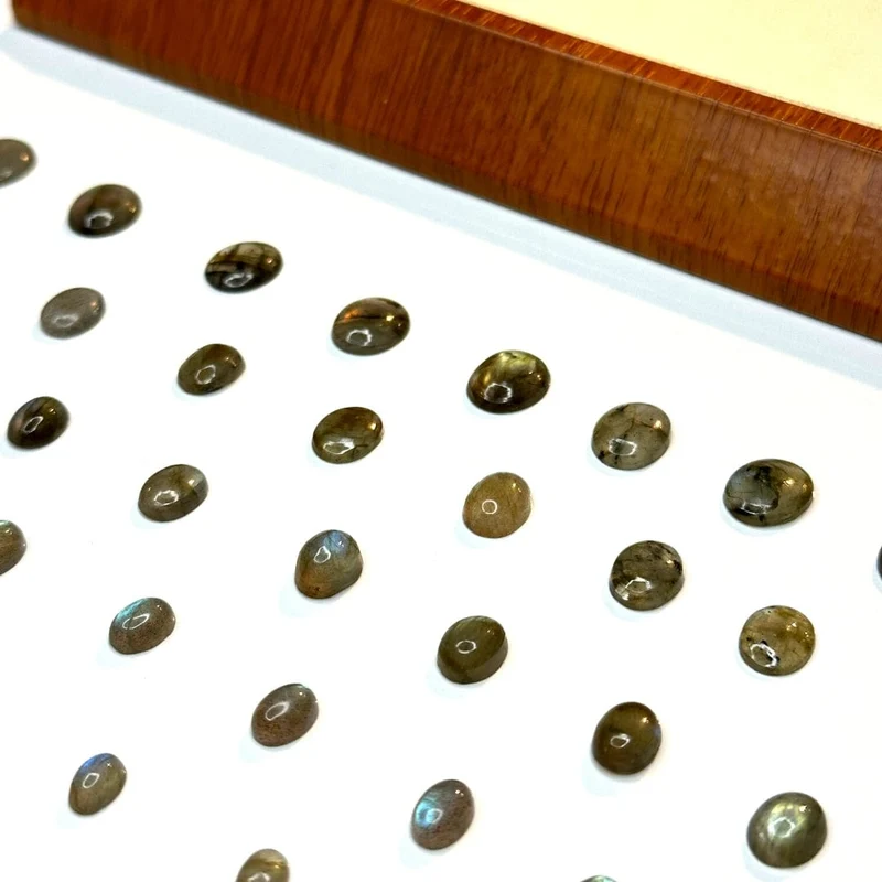 Ovaler Labradorit-Cabochon (Klasse A)