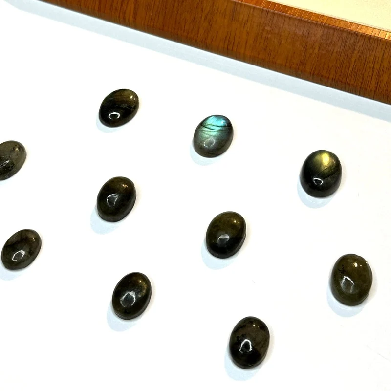 Ovaler Labradorit-Cabochon (Klasse A)