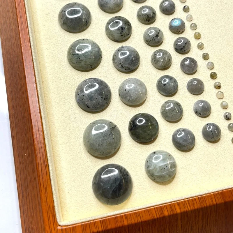 Runder Labradorit-Cabochon