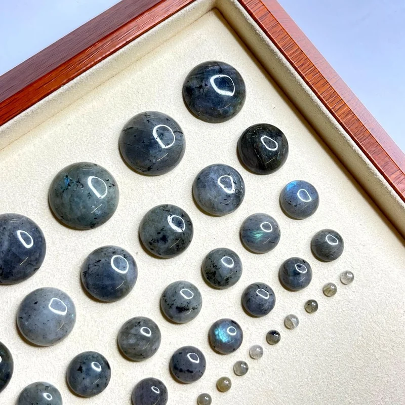 Runder Labradorit-Cabochon