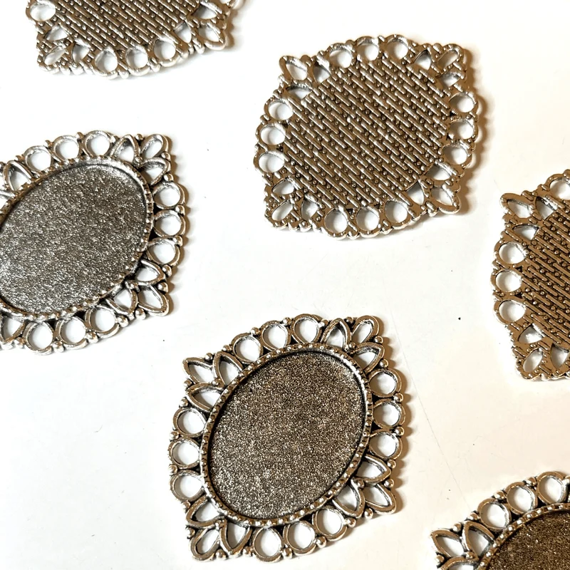 Ovaler Cabochon-Anhängerhalter im tibetischen Stil