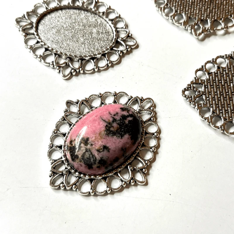 Ovaler Cabochon-Anhängerhalter im tibetischen Stil