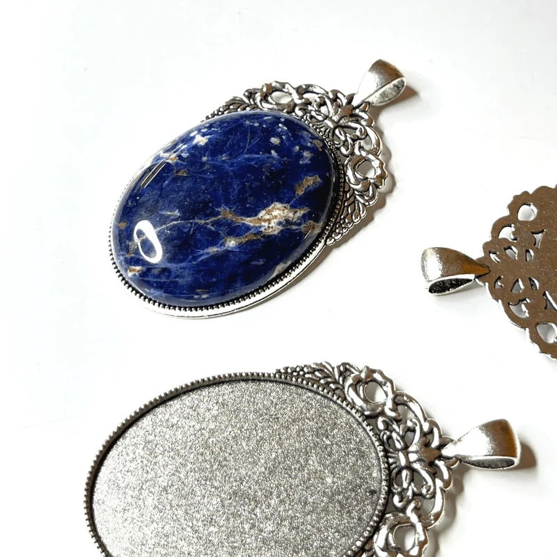 Antiker silberner Cabochon-Anhängerhalter