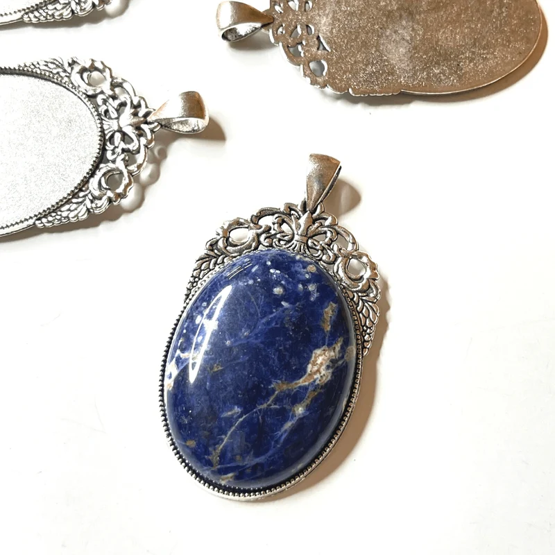 Antiker silberner Cabochon-Anhängerhalter