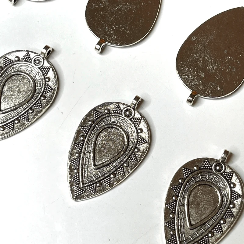 Antiker silberner Tropfen-Cabochon-Anhängerhalter