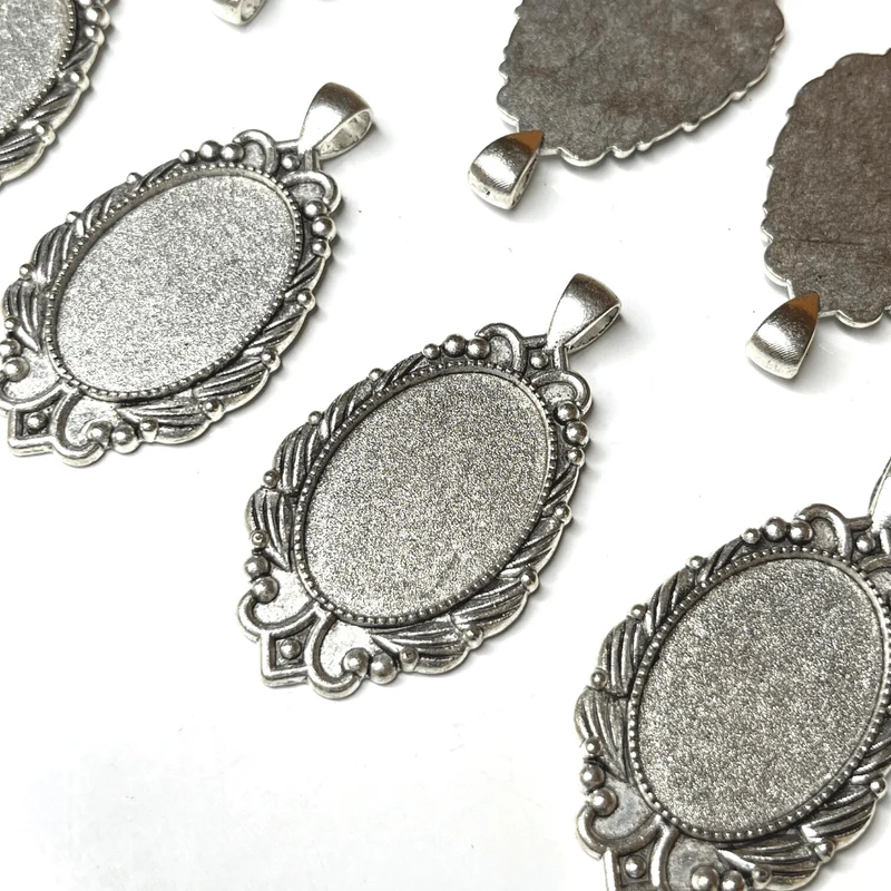 Ovaler Cabochon-Anhängerhalter aus Silber im tibetischen Stil
