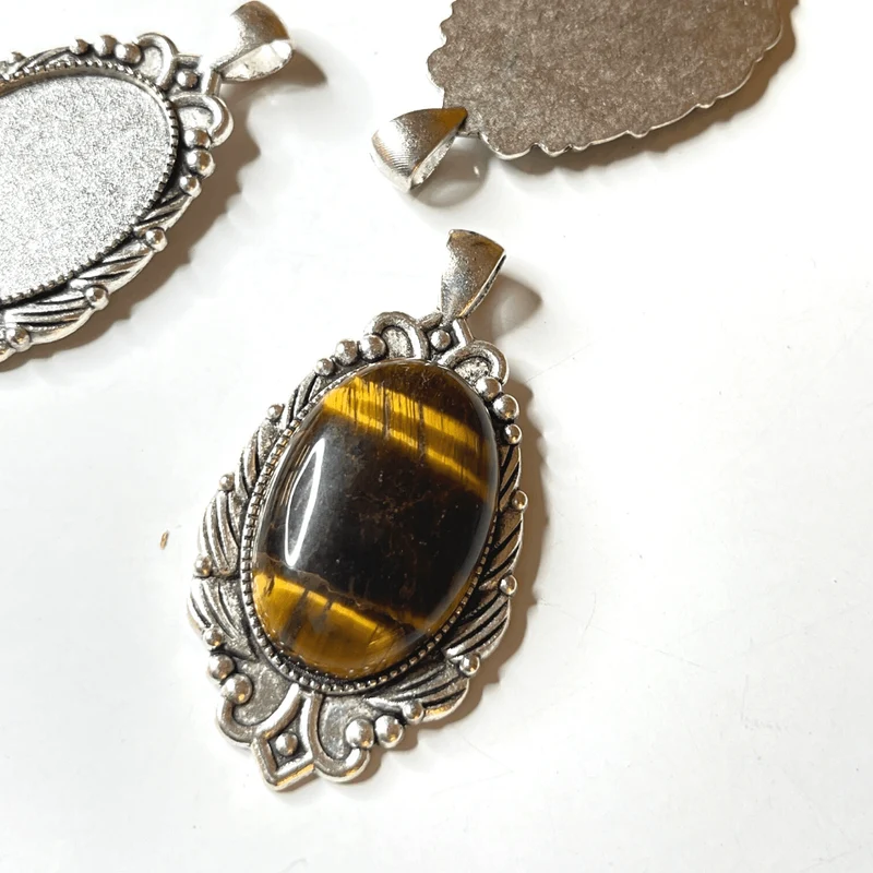 Ovaler Cabochon-Anhängerhalter aus Silber im tibetischen Stil