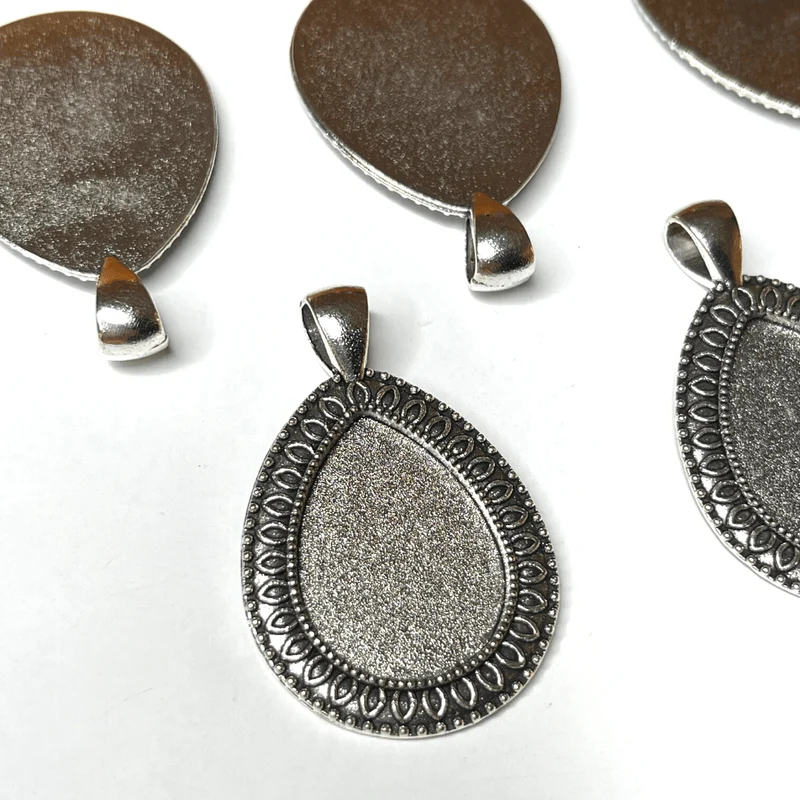 Antiker silberner Tropfen-Cabochon-Anhängerhalter