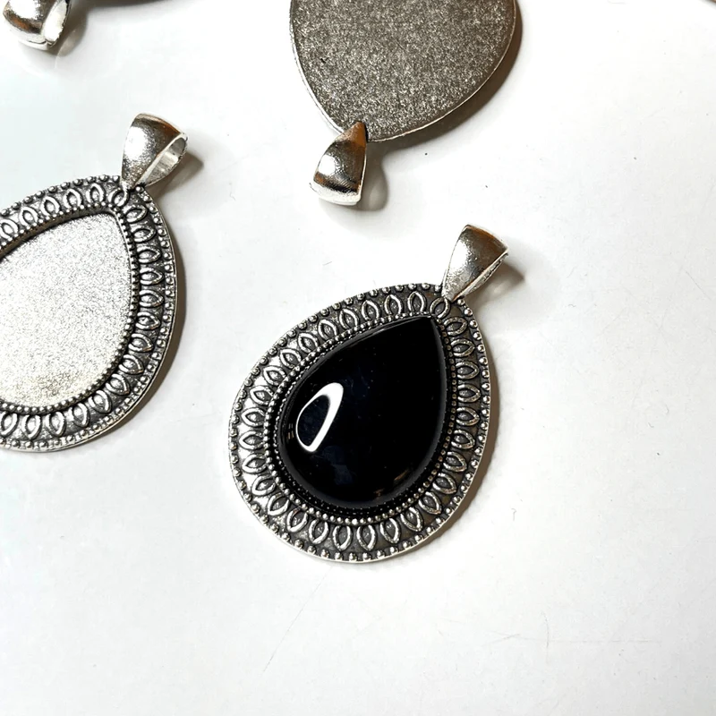 Antiker silberner Tropfen-Cabochon-Anhängerhalter