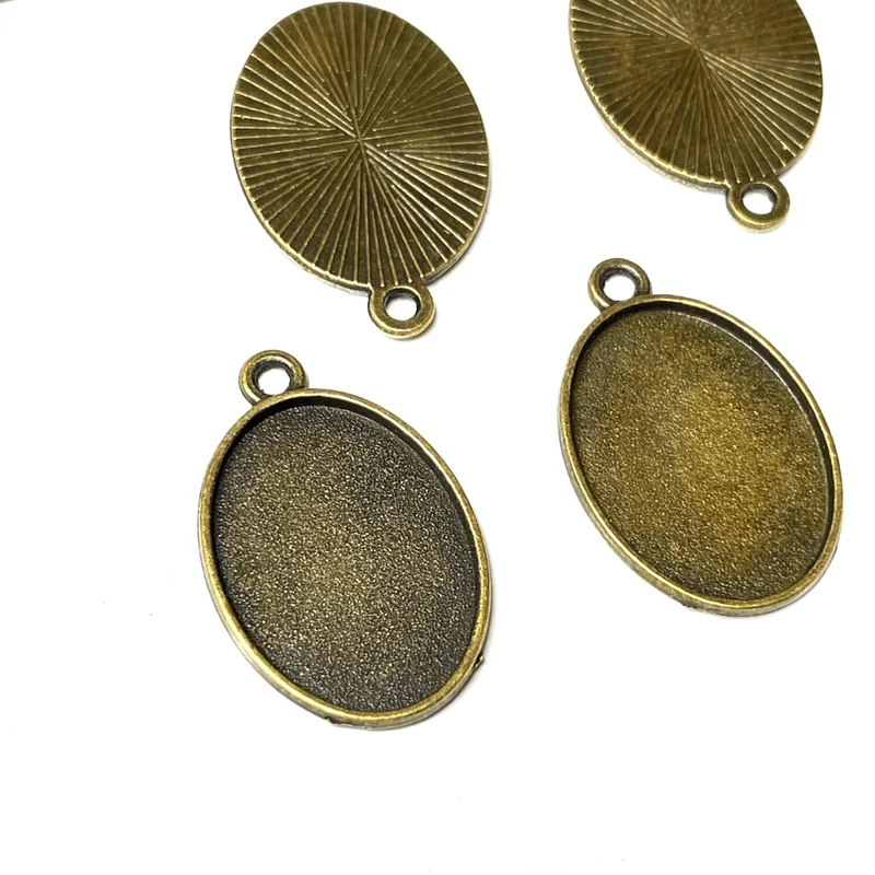 Ovaler Cabochon-Anhängerhalter aus alter Bronze