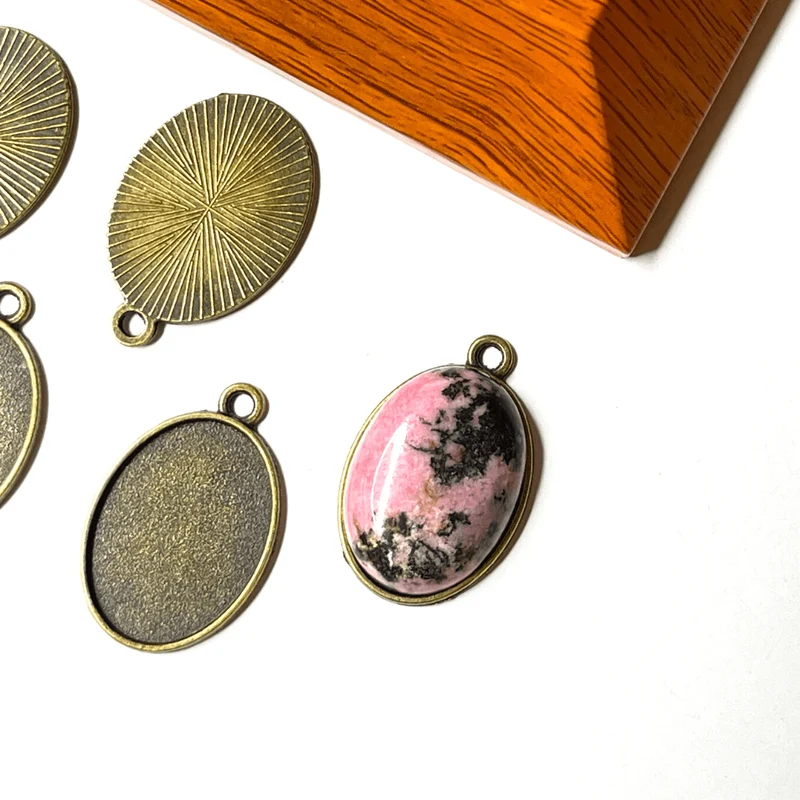 Ovaler Cabochon-Anhängerhalter aus alter Bronze