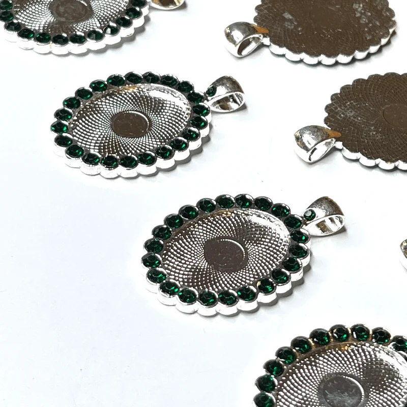 Ovaler Cabochon-Anhängerhalter mit Strasssteinen