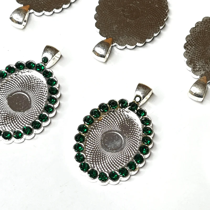 Ovaler Cabochon-Anhängerhalter mit Strasssteinen