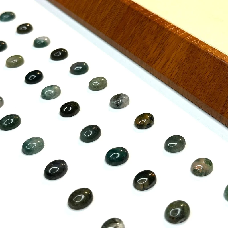 Ovaler Moosachat-Cabochon