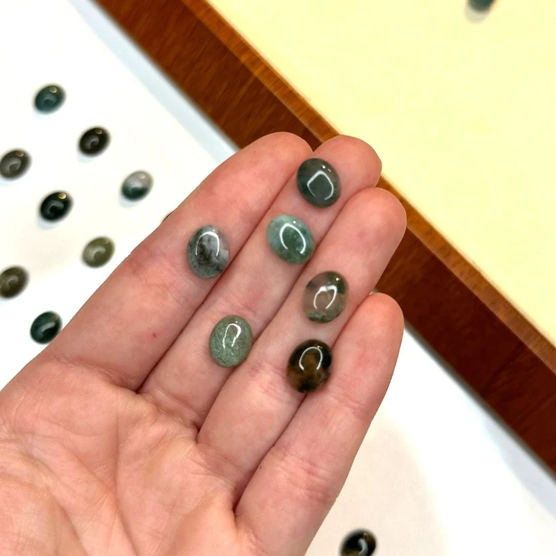 Ovaler Moosachat-Cabochon