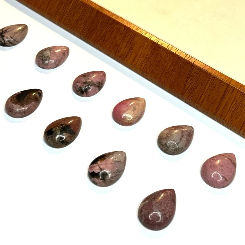 Australischer Rhodonit-Tropfen-Cabochon
