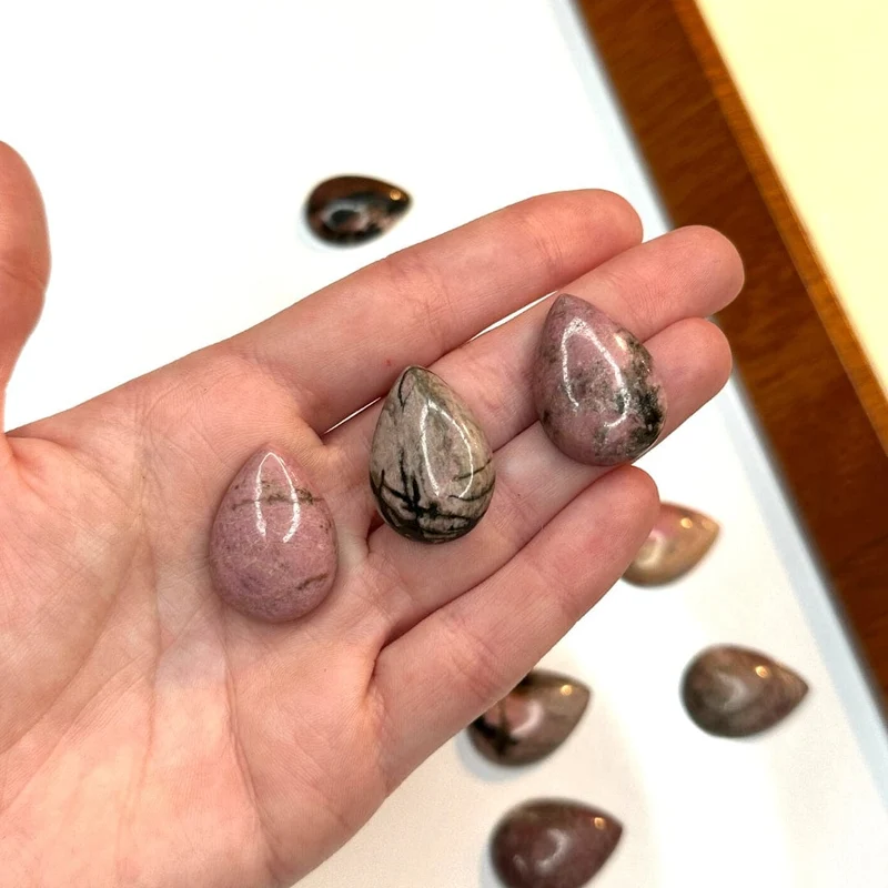 Australischer Rhodonit-Tropfen-Cabochon