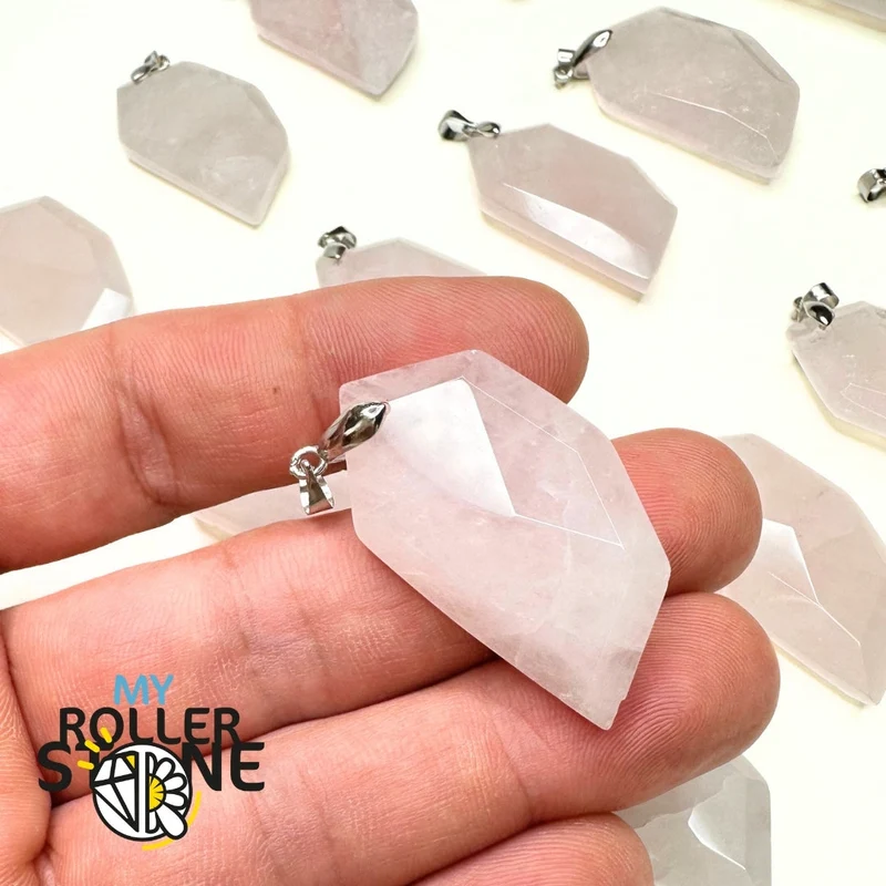 Anhänger aus facettiertem Rosenquarz