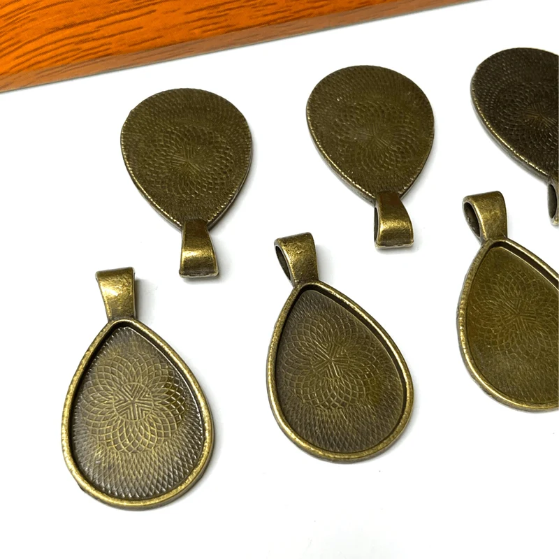 Antiker Tropfen-Cabochon-Anhängerhalter aus Bronze
