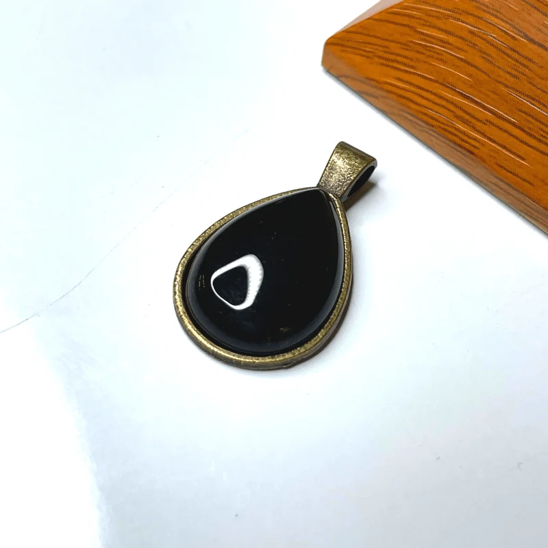 Antiker Tropfen-Cabochon-Anhängerhalter aus Bronze