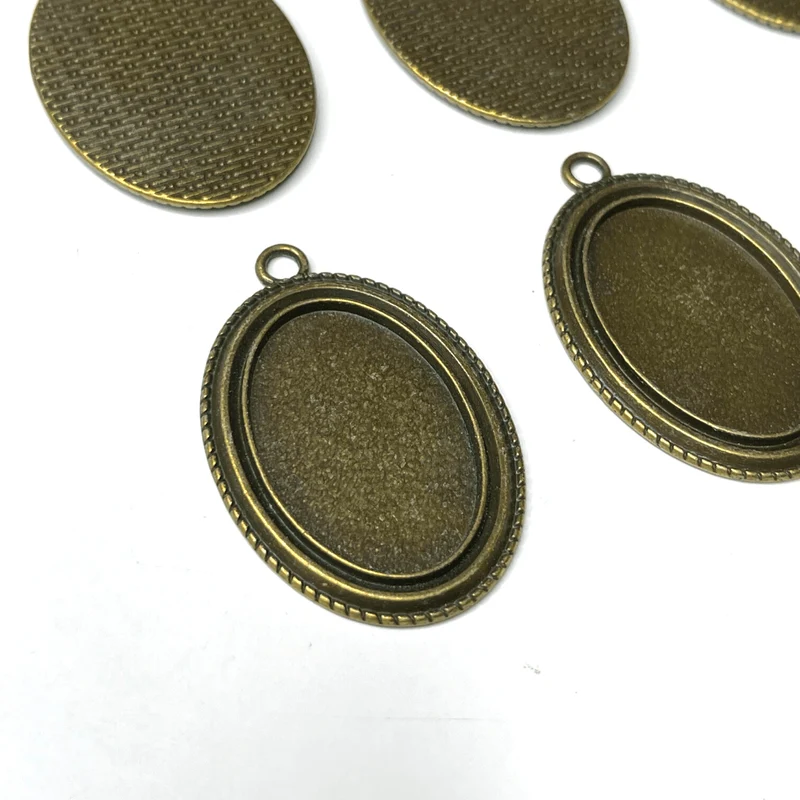 Cabochon-Anhängerhalter im tibetischen Stil