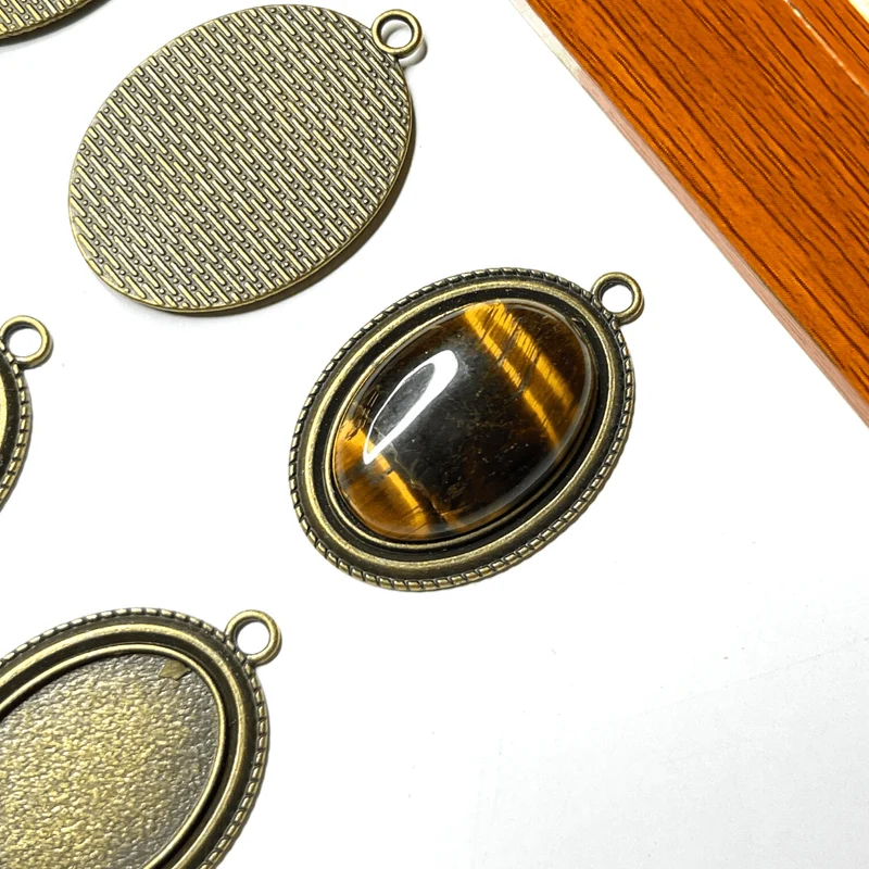 Cabochon-Anhängerhalter im tibetischen Stil